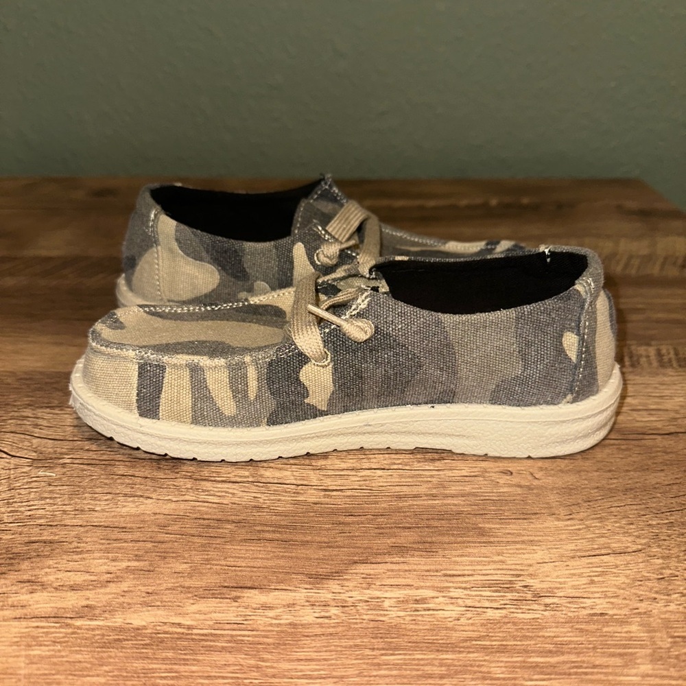 Mr. J Kids Camouflage Slip-On Shoes size 1Y - Picture 3 of 9